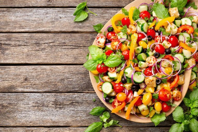 Cette Panzanella Arc-en-Ciel va illuminer vos déjeuners d’été !.jpg