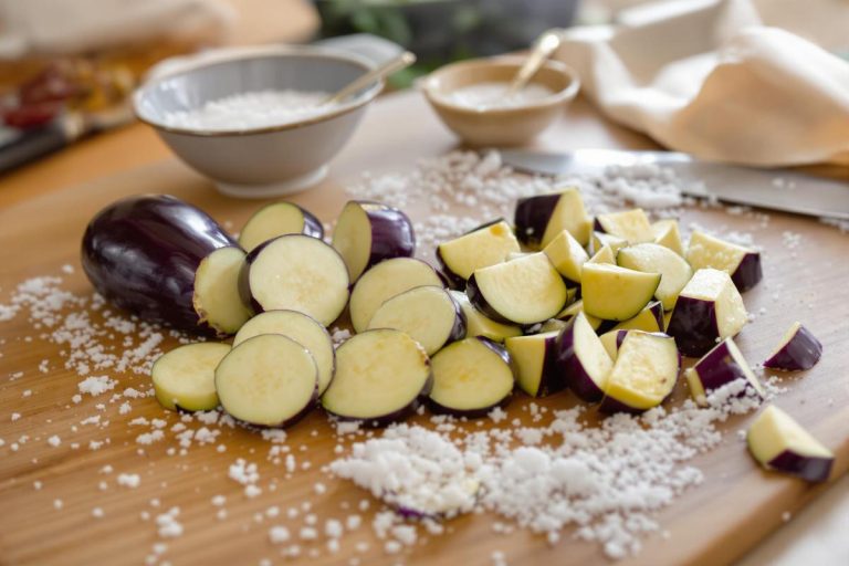 Avant de cuire mes aubergines, je fais toujours ça (et ça change tout au goût).jpg